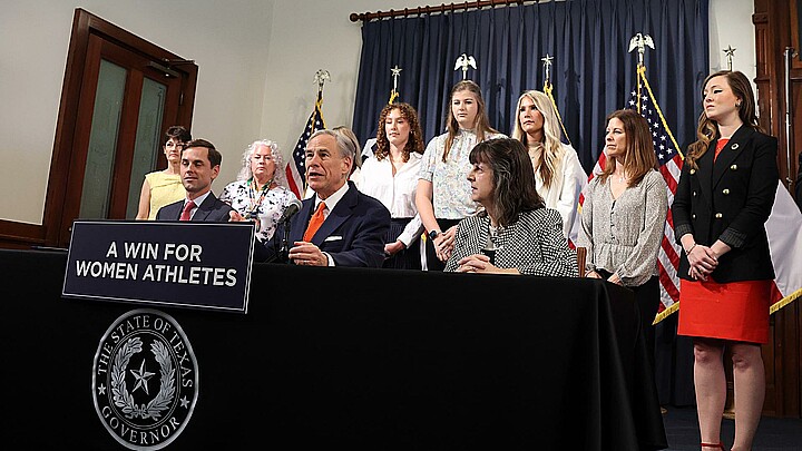 Texas prohíbe a hombres biológicos competir en deportes femeninos