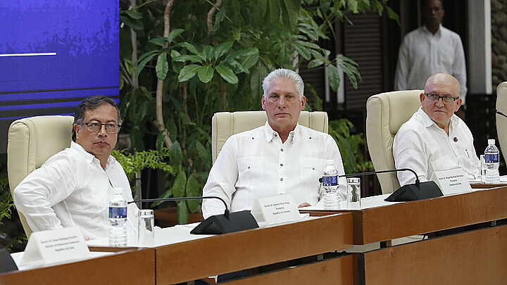 El presidente de Colombia Gustavo Petro (i), acompañado del jefe máximo de la guerrilla del ELN, Antonio García (d), y el cubano Miguel Díaz Canel (c)