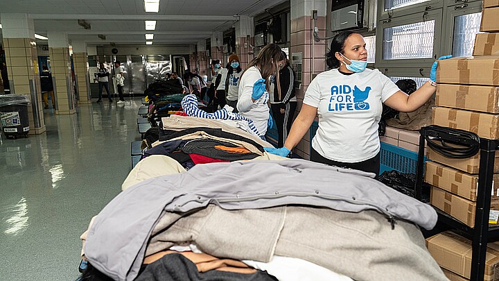 Volunteers provide clothing to incoming migrants in New York 