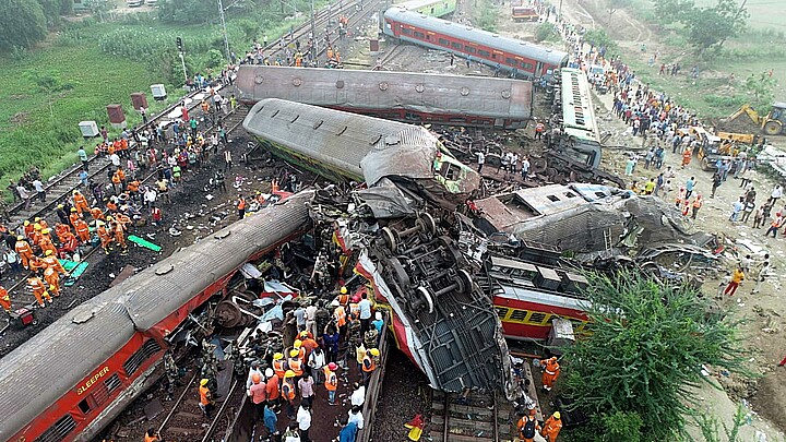 Sube a casi 300 el número de muertos en el trágico accidente ferroviario de la India