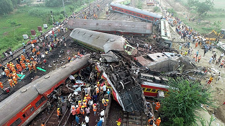 Sube a casi 300 el número de muertos en el trágico accidente ferroviario de la India