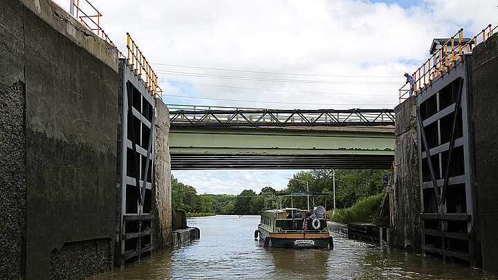 Boat tour in Erie Canal 