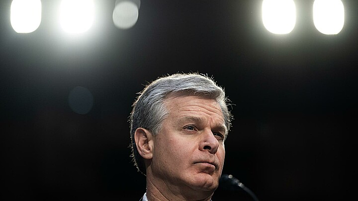 Christopher Wray en el centro de investigación del Congreso a Biden