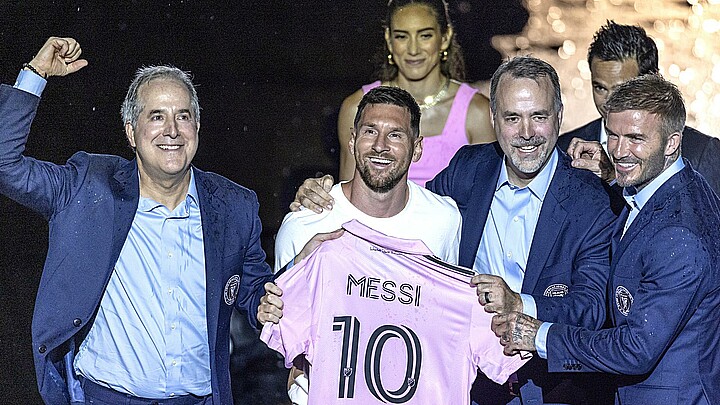 El futbolista argentino Lionel Messi durante su presentación oficial como nuevo refuerzo del club Inter Miami de la MLS, en el estadio DRV PNK, en Fort Lauderdale (Florida, EE.UU.)