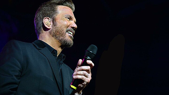 Willy Chirino es una estrella por derecho propio y este año celebra en grande sus 50 años de carrera artística.