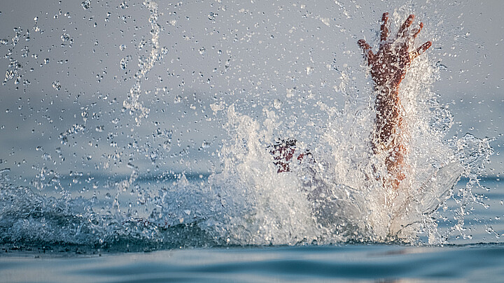 Persona ahogándose en el mar