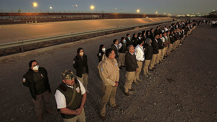 Inmigrantes hallados en camiones