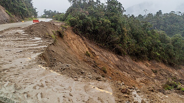 Landslide in Colombia wipes out highway
