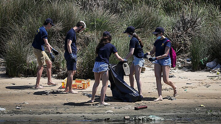 Estudiantes de distintas escuelas participan en una jornada de limpieza, en una playa de Montevideo (Uruguay)