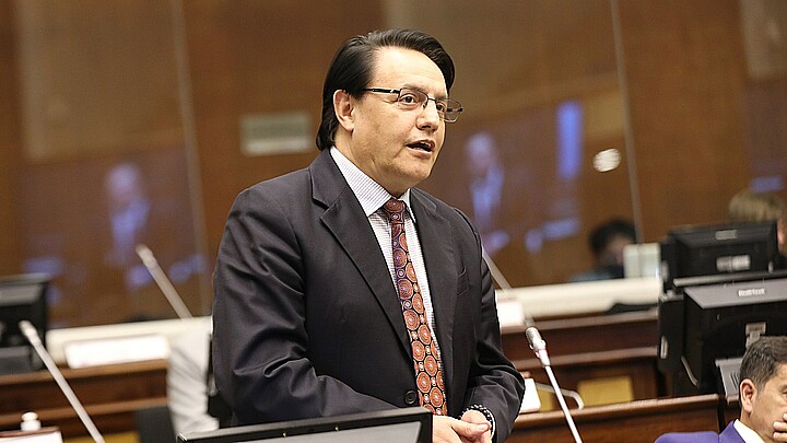 Fernando Villavicencio addressing the Ecuadorean National Assembly in 2022