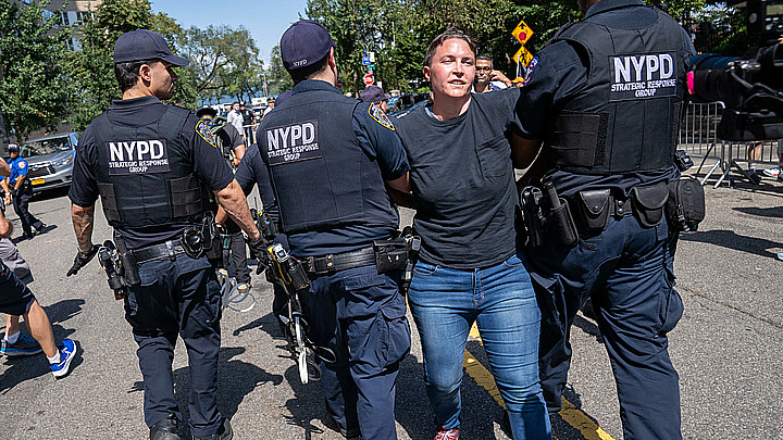 Manifestante arrestado en protestas contra el alcalde de Nueva York