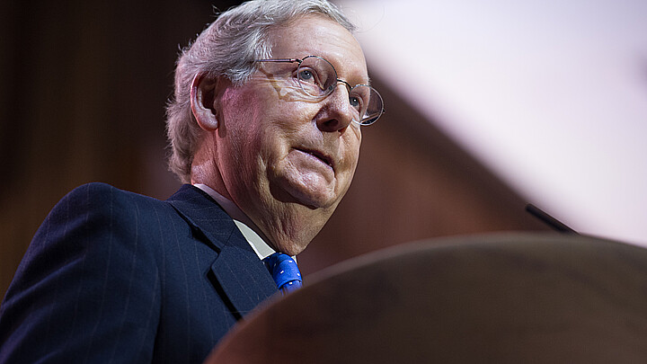 Mitch McConnell se cingela frente a las cámaras