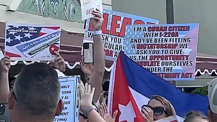 Cubanos protestan por sitruaciòn migratoria