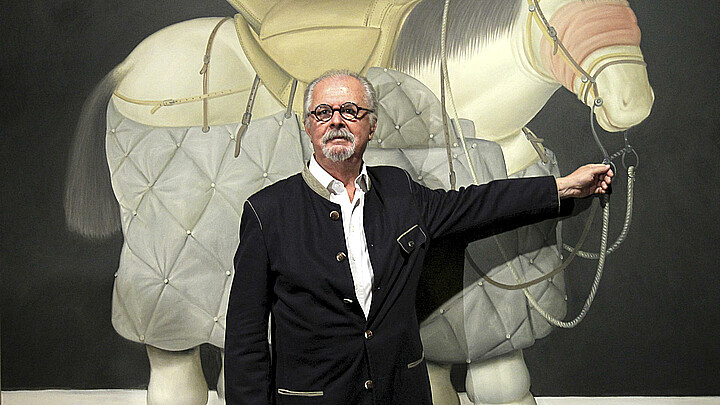 Fotografía de archivo tomada el 8 de octubre de 2012 que muestra al pintor y escultor colombiano Fernando Botero junto a su obra "Caballo de picador, 1992" en el Museo de Bellas Artes de Bilbao.