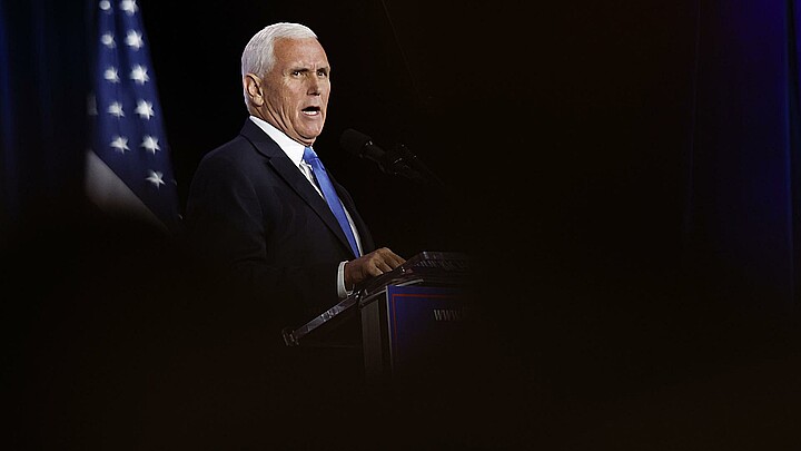 Mike Pence se retira de las primatias