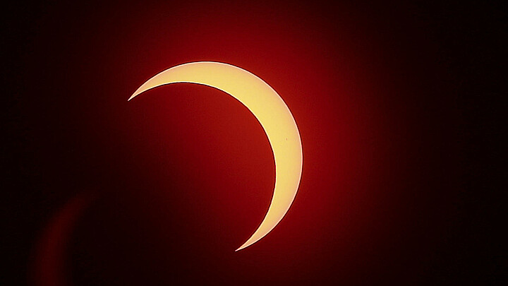Fotografía tomada con un filtro que muestra el eclipse solar anular hoy