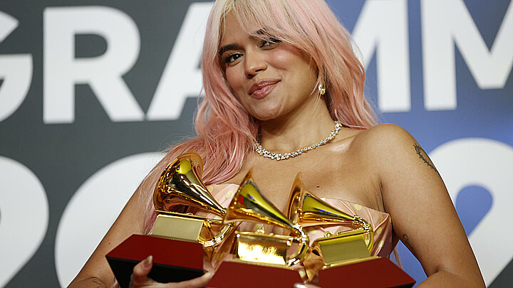 La cantante colombiana Karol G posa con los tres premios conseguidos,en los Latin Grammy