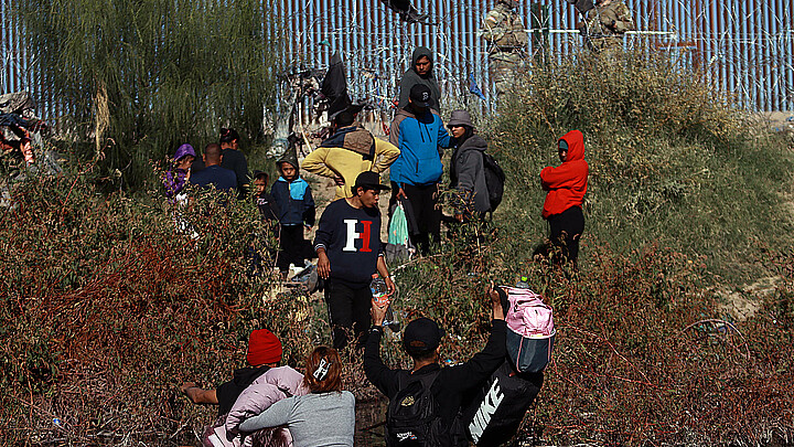 Migrantes ilegales llegan a la frontera