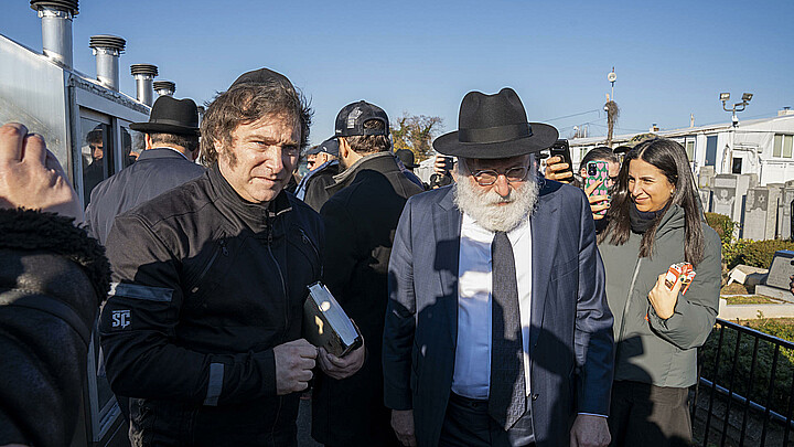 Javier Milei (i), visita tumbas de rabinos hoy en el cementerio judío de Montefiore en Springfield Gardens en Queens, Nueva York (EEUU)