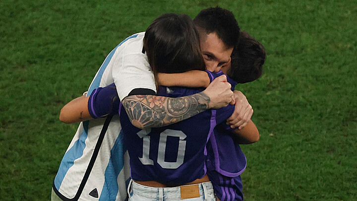 Lionel Messi de Argentina abraza a su esposa Antonela Roccuzzo junto a uno de sus hijos hoy, tras ganar el Mundial de Fútbol Qatar 2022