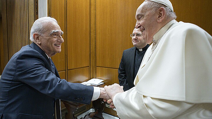 Imagen facilitada por el Vaticano que muestra al papa Francisco durante la breve reunión mantenida con el director de cine estadounidense Martin Scorsese.