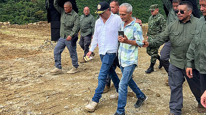 Colombian President Gustavo Petro (c) while touring the area of ​​the landslide in the vicinity of the Carmen de Atrato municipality, department of Chocó (Colombia).