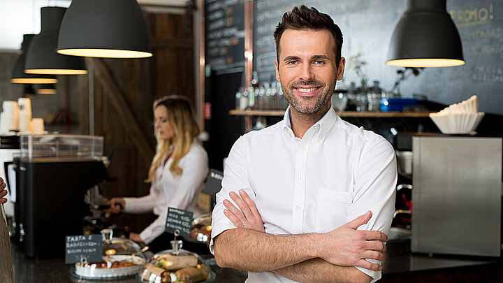 Hombre con su negocio de café