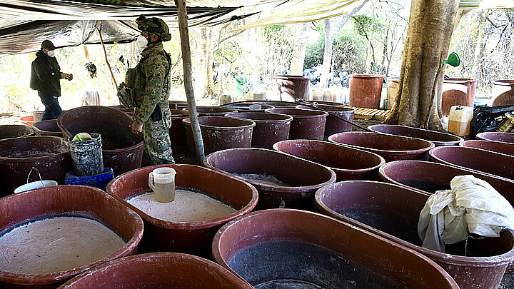 Soldados del Ejército hacen presencia en un laboratorio clandestino de droga sintética, al sur de Sonora (México). 