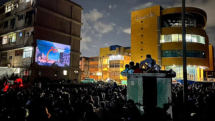 Una multitud se congrega en una zona de La Habana para ver una película 