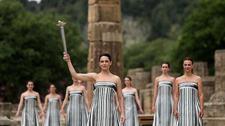 Encendido de la antorcha olímpica en las ruinas de la antigua Olimpia. 