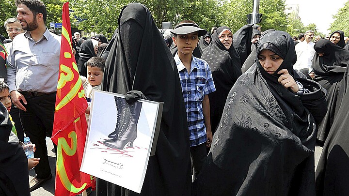 Foto archivo. Varias mujeres iraníes, entre las que se incluyen algunas totalmente tapadas con el velo, partipan en una manifestación