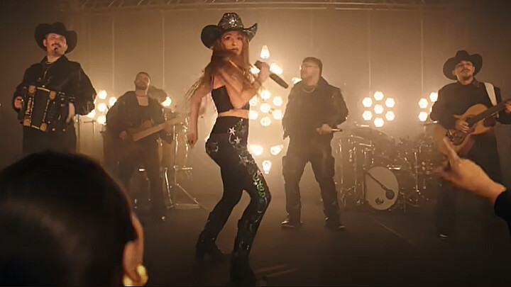 Shakira rinde homenaje a Selena en su nuevo video musical 