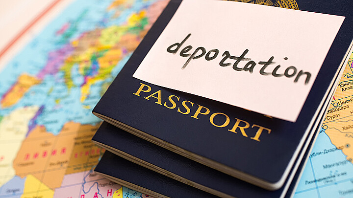 Pasaporte con un papel de deportación