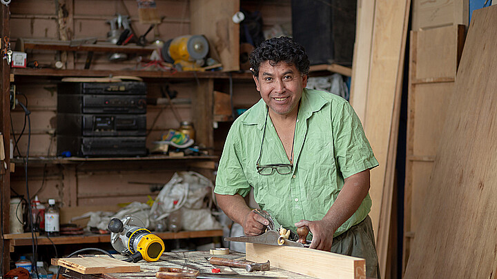 Hombre latino en dueño de una carpinteria