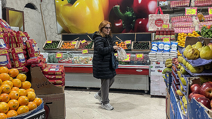 Una persona realiza compras en un supermercado en Buenos Aires (Argentina).