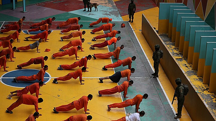 Reclusos realizan ejercicios durante un recorrido de la prensa a la cárcel de Cotopaxi, en Latacunga (Ecuador). Foto de archivo.