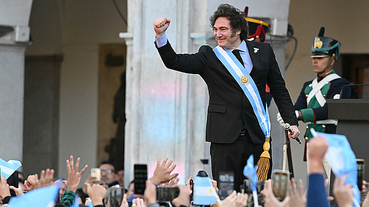 El presidente de Argentina, Javier Milei, saluda a sus simpatizantes en un acto en el Día de la Patria esta sábado, en la ciudad de Córdoba (Argentina)