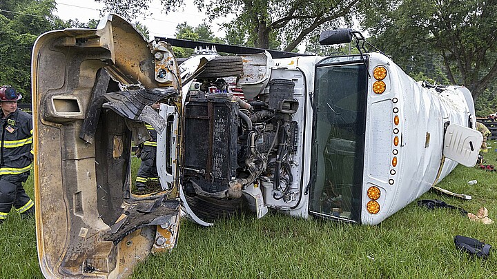 na foto proporcionada por el Cuerpo de Bomberos del Condado de Marion muestra a los socorristas del Condado de Marion, Florida, en la escena de un accidente que involucró a dos vehículos en el que murieron 8 personas y otras 38 fueron trasladado a hospitales del área en Ocala