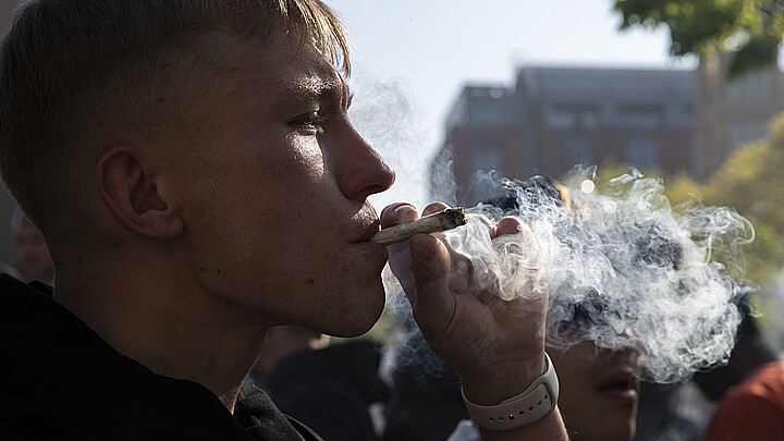 Fotografía de archivo del 20 de abril de 2023 de una persona que fuma marihuana en Nueva York (EE.UU.). 