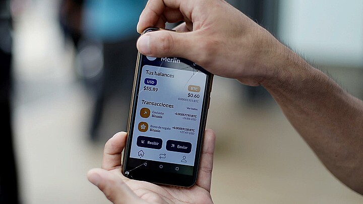 Móvil con la aplicación Chivo Wallet, con la que se realizan transacciones con bitcoins