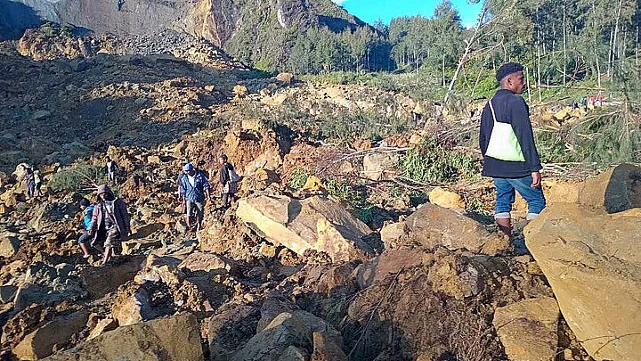Buscan sobrevivientes tras el alud que sepultó miles de personas en Papúa