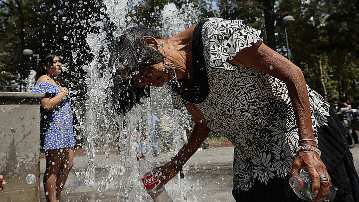 Imagen de archivo de una mujer que se refresca en una fuente pública, debido a las altas temperaturas registradas en México