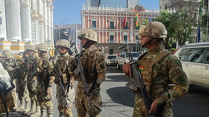 Militares hacen presencia con tanques frente a la sede del Gobierno de Bolivia, este 26 de junio de 2024 en La Paz (Bolivia