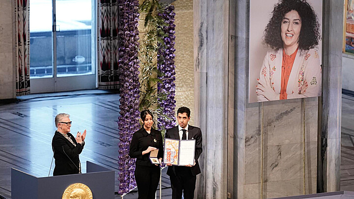 Ali y Kiana Rahmani reciben, en nombre de su madre Narges Mohammadi, el Nobel de la Paz el 10 de diciembre de 2023. 