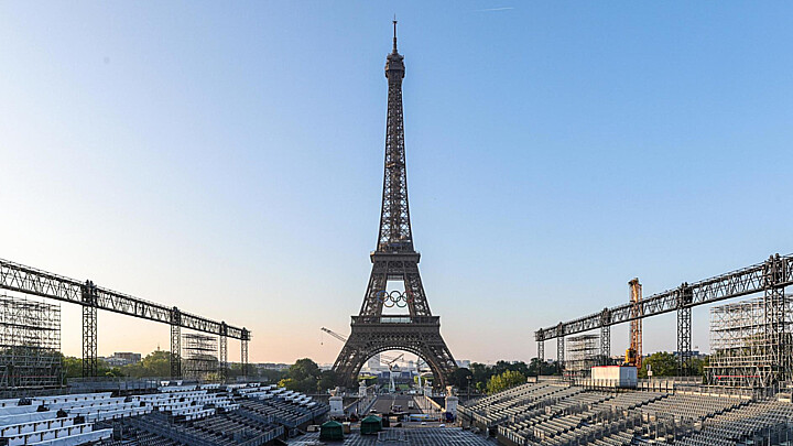 Los anillos olímpicos son instalados en la Torre Eiffel a 50 días del comienzo de los Juegos Olímpicos y Paralímpicos de París 2024 en París, Francia, este viernes.