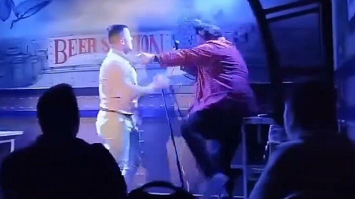 Captura de pantalla del video donde Alberto Pugilato golpea a Jaime Caravaca por comentario sexuales a su hijo de 3 meses