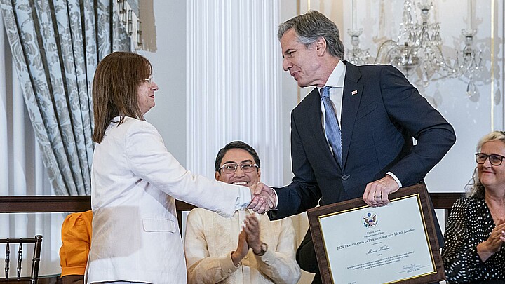 El Secretario de Estado de los Estados Unidos, Antony Blinken (R), honra a la Héroe del Informe TIP 2024, María Werlau, de Cuba, por sus importantes esfuerzos para combatir la trata de personas
