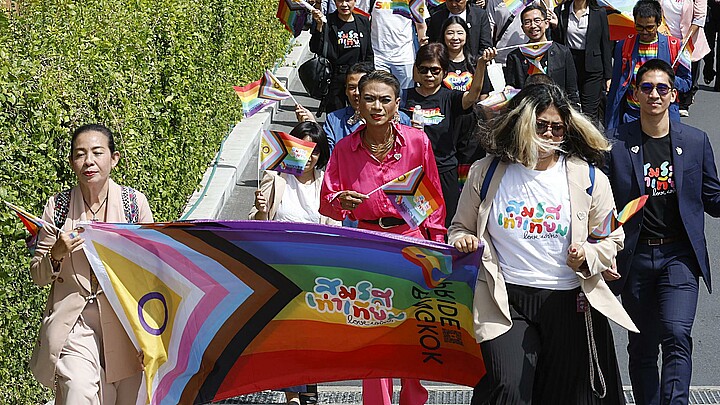 Activistas del colectivo LGBTQIA+ celebran la aprobación de la ley del matrimonio igualitario en Tailandia. 