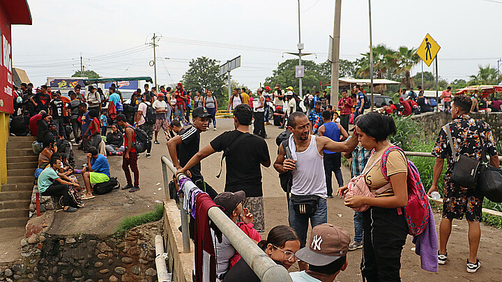 Migrantes permanecen varados en espera de resolver su situación migratoria este jueves, en el municipio de Tapachula en Chiapas (México). 