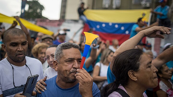 Grupo de personas participar en un acto de campaña electoral para la elecciones primarias opositoras